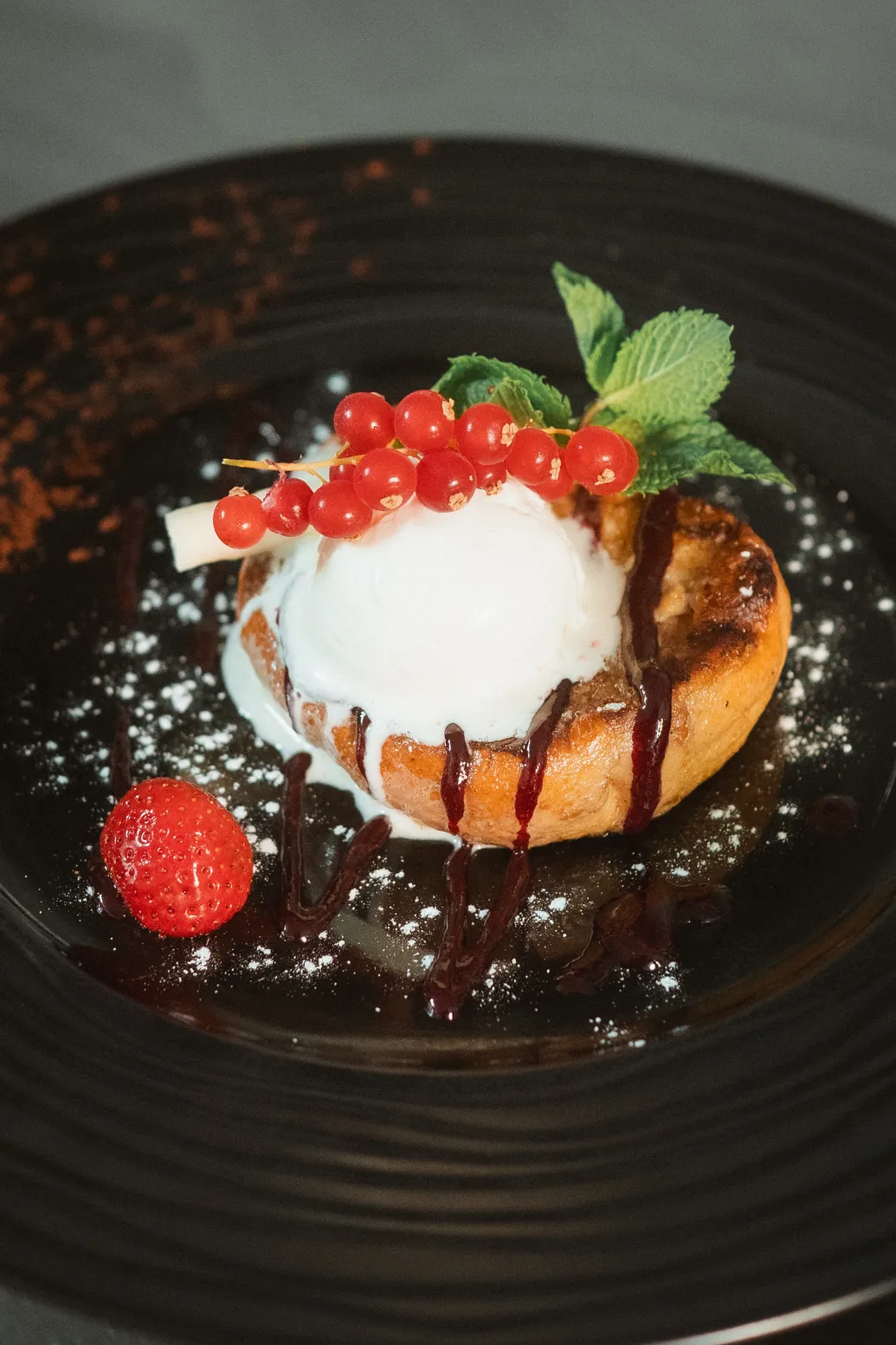Dessert dressé par le chef