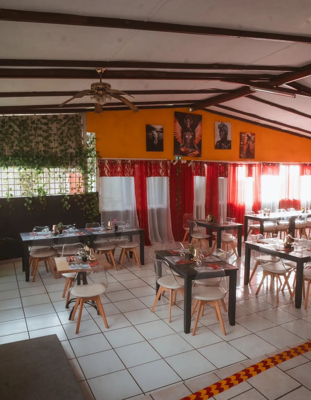 Salle intérieure du restaurant
