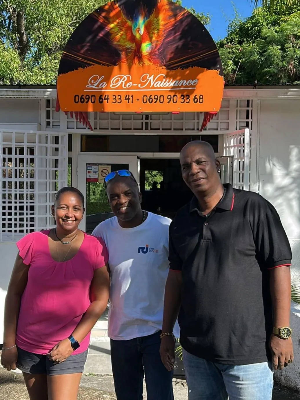 L'équipe de La Re-Naissance devant le restaurant