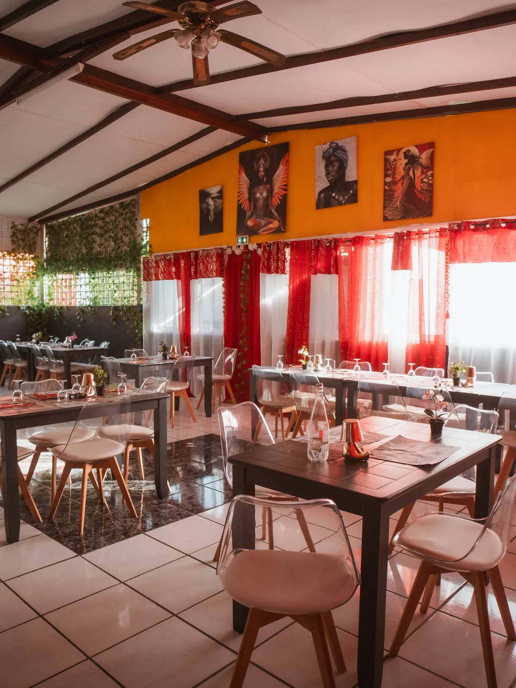 Autre vue de la salle du restaurant